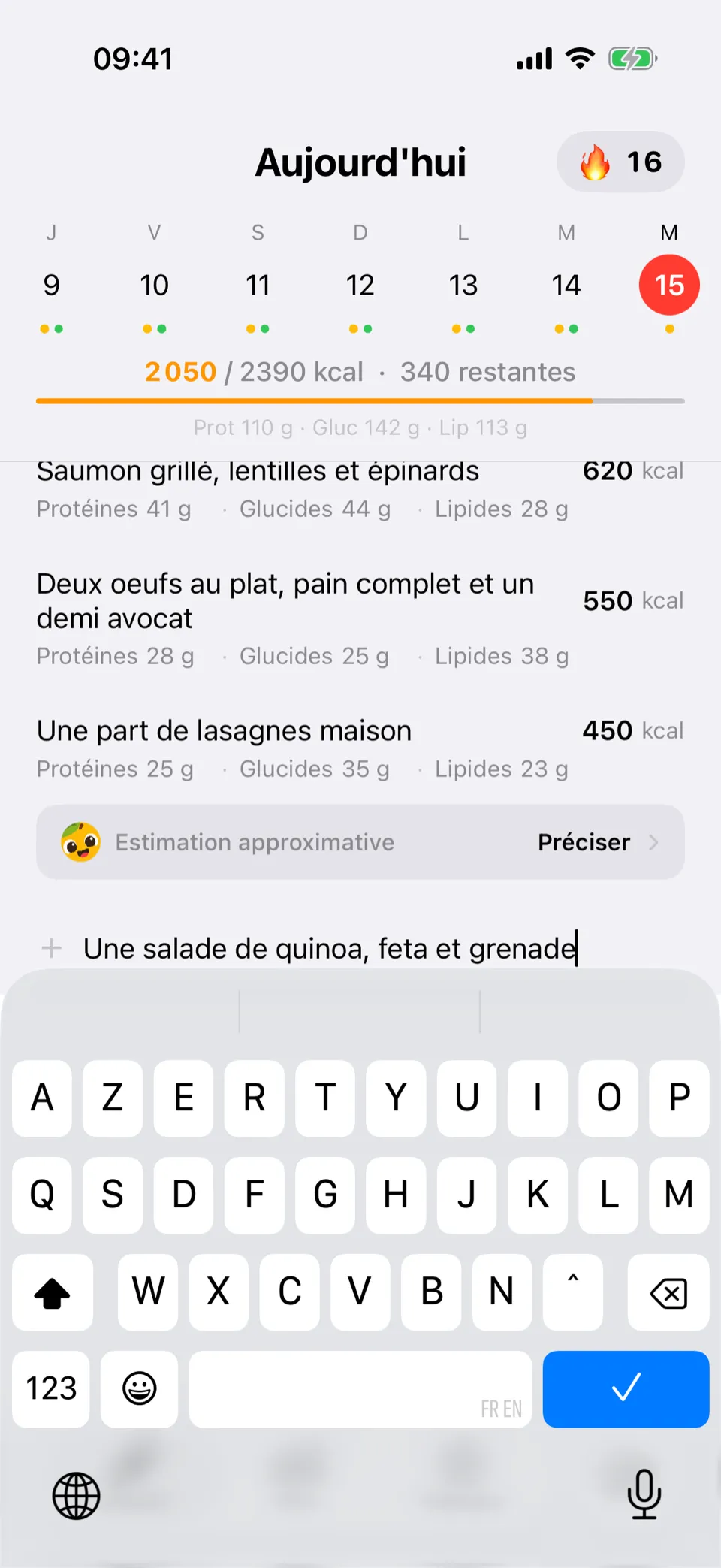 Journal Nourino : un repas écrit en langage naturel résolu en calories, protéines, glucides et lipides, clavier ouvert.