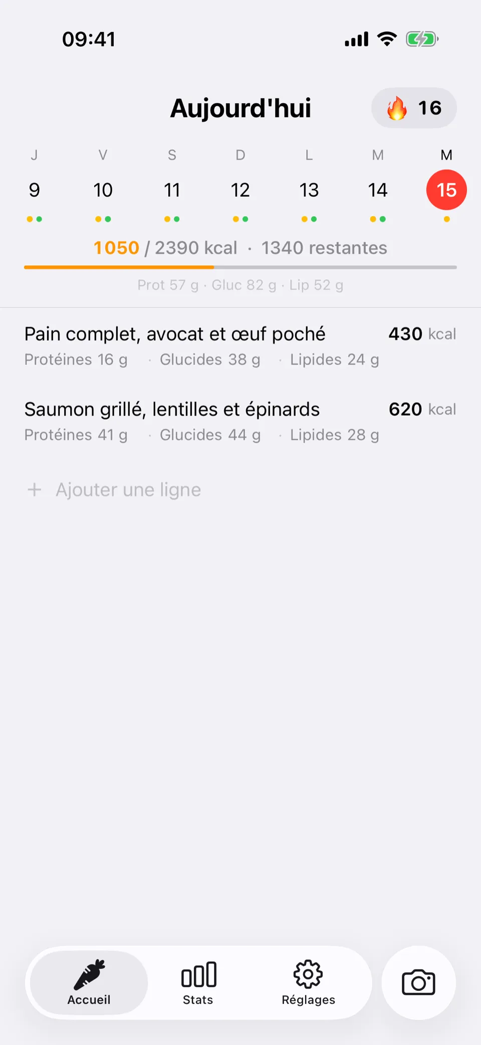 Journal du jour dans Nourino : repas écrits transformés en calories et macros, avec la barre d'objectif et la série de jours.